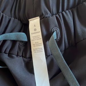 Black size 4 lulu lemon skirt mid thigh to knee length - never worn